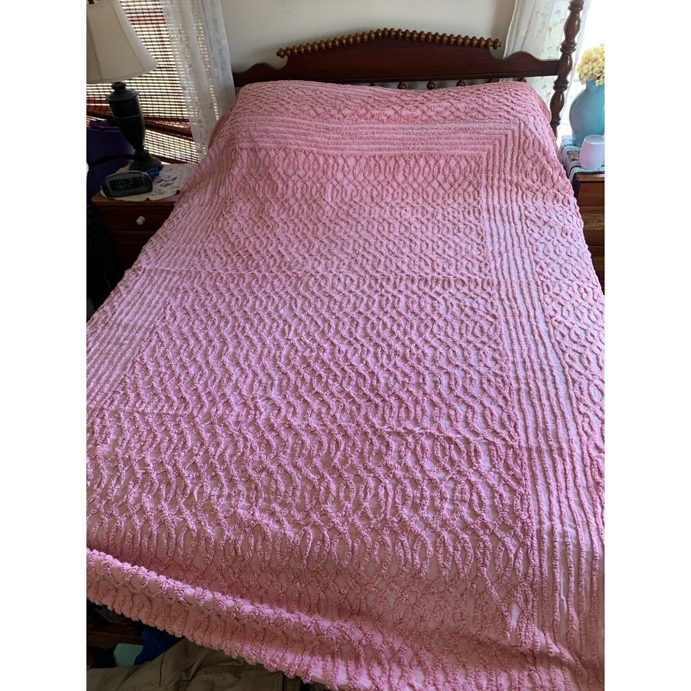 Vintage Pink Chenille Bedspread With Textured Swirl Pattern - 87 x 100 Inches